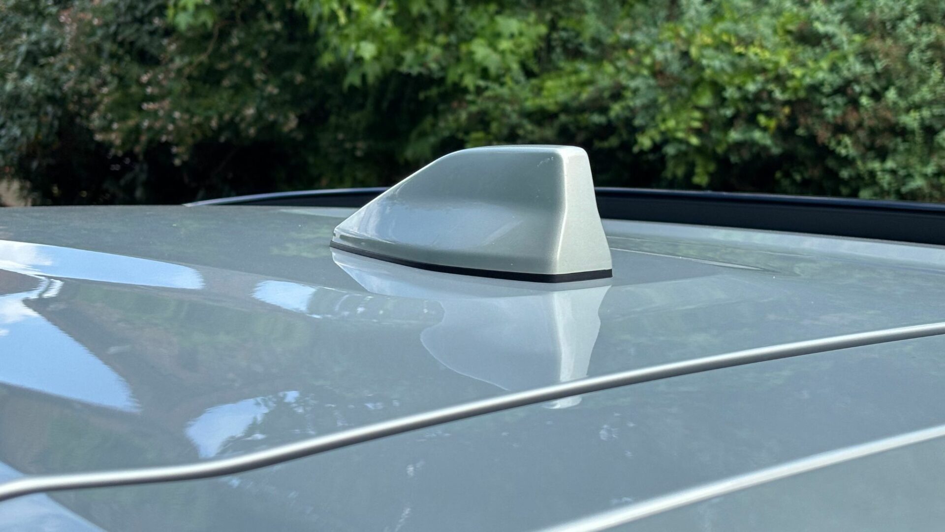 Gros plan sur l'antenne aileron de requin couleur carrosserie Gris Ivoire sur le toit du Kia Niro Hybride 2026