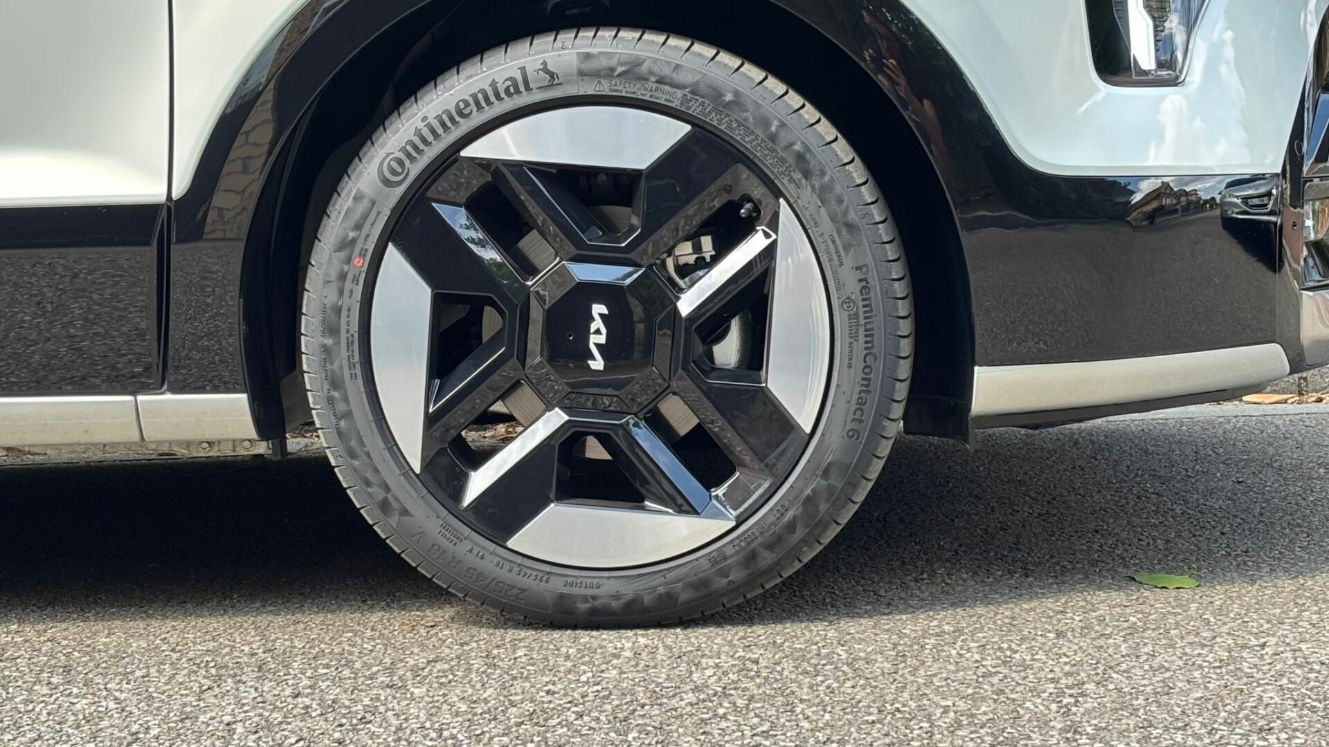 Gros plan sur la jante alliage bicolore 18 pouces chaussée de pneus Continental PremiumContact 6 du Kia Niro Hybride 2026