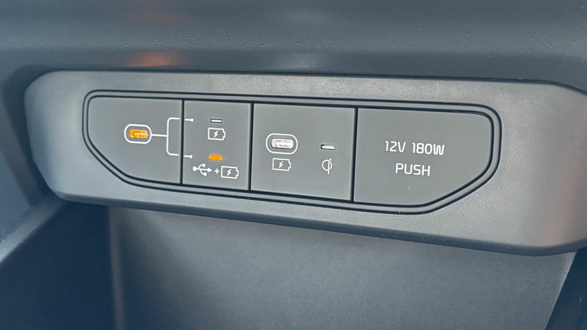 Gros plan sur les ports USB-C avec sélecteur de mode de charge et la prise 12V 180W du Kia Niro Hybride 2026