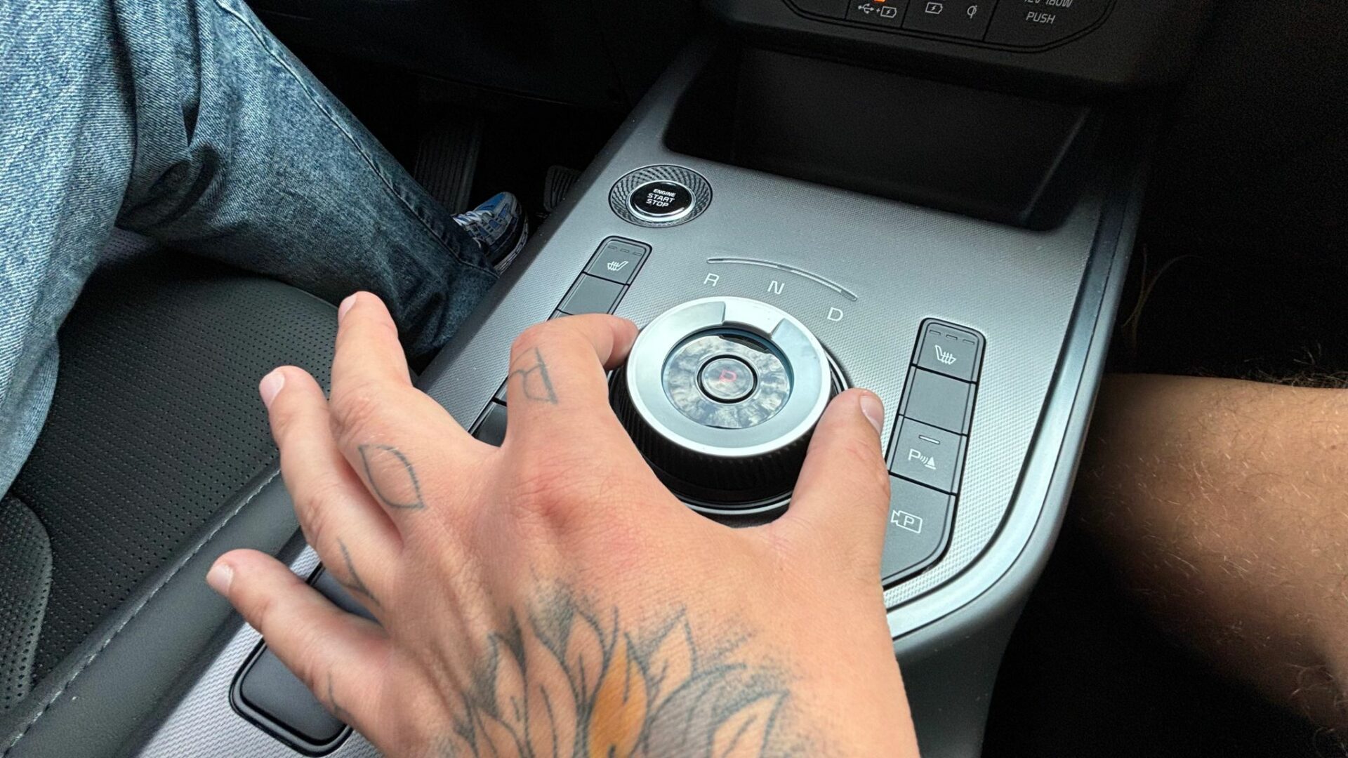 Main du conducteur manipulant le sélecteur rotatif de vitesse Shift-by-Wire sur la console centrale du Kia Niro Hybride 2026
