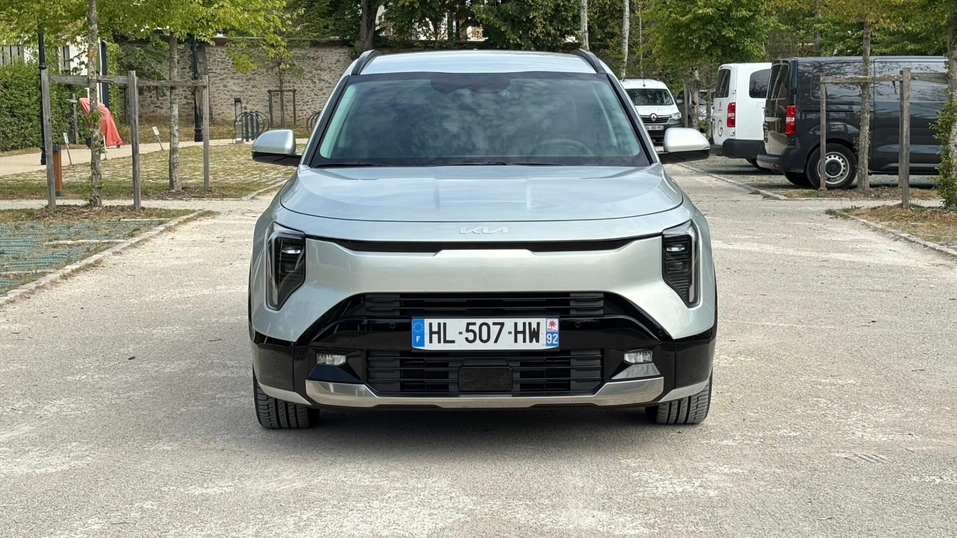 Vue de face du Kia Niro Hybride 2026 Gris Ivoire avec sa calandre Tiger Face et ses feux LED verticaux
