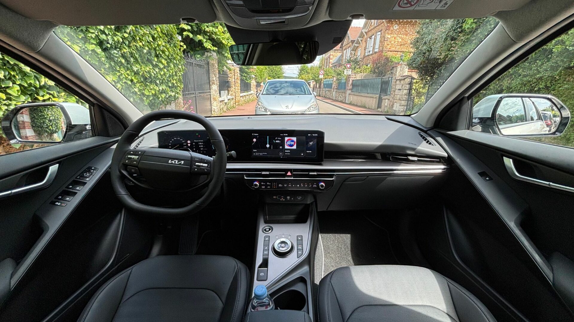 Vue globale de la planche de bord du Kia Niro Hybride 2026 avec sa double dalle numérique et sa console centrale ergonomique