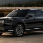 SUV de luxe Zeekr 9X noir de trois-quarts avant avec calandre cascade chromée et jantes multi-rayons