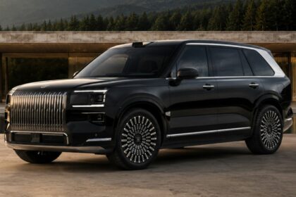 SUV de luxe Zeekr 9X noir de trois-quarts avant avec calandre cascade chromée et jantes multi-rayons