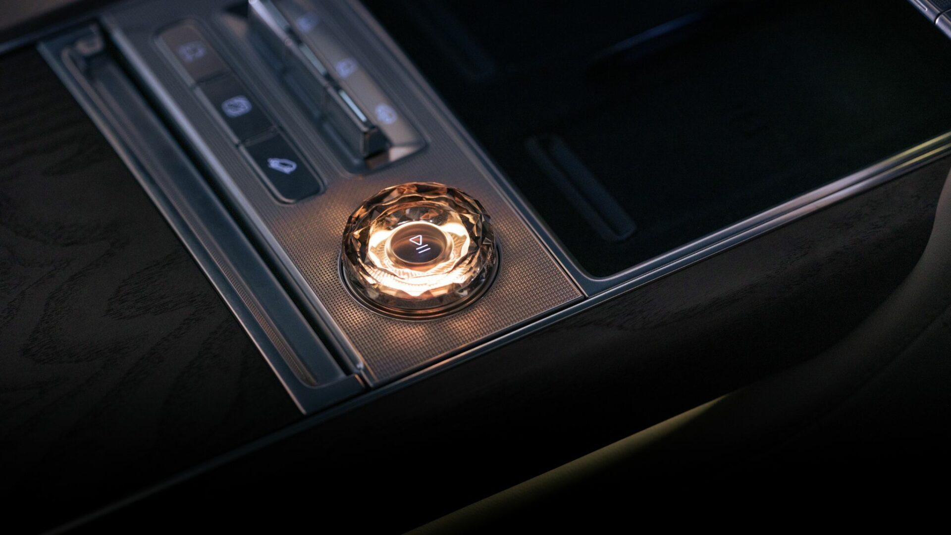 Commande rotative en cristal taillé rétroéclairée sur la console centrale en bois nordique du Zeekr 9X
