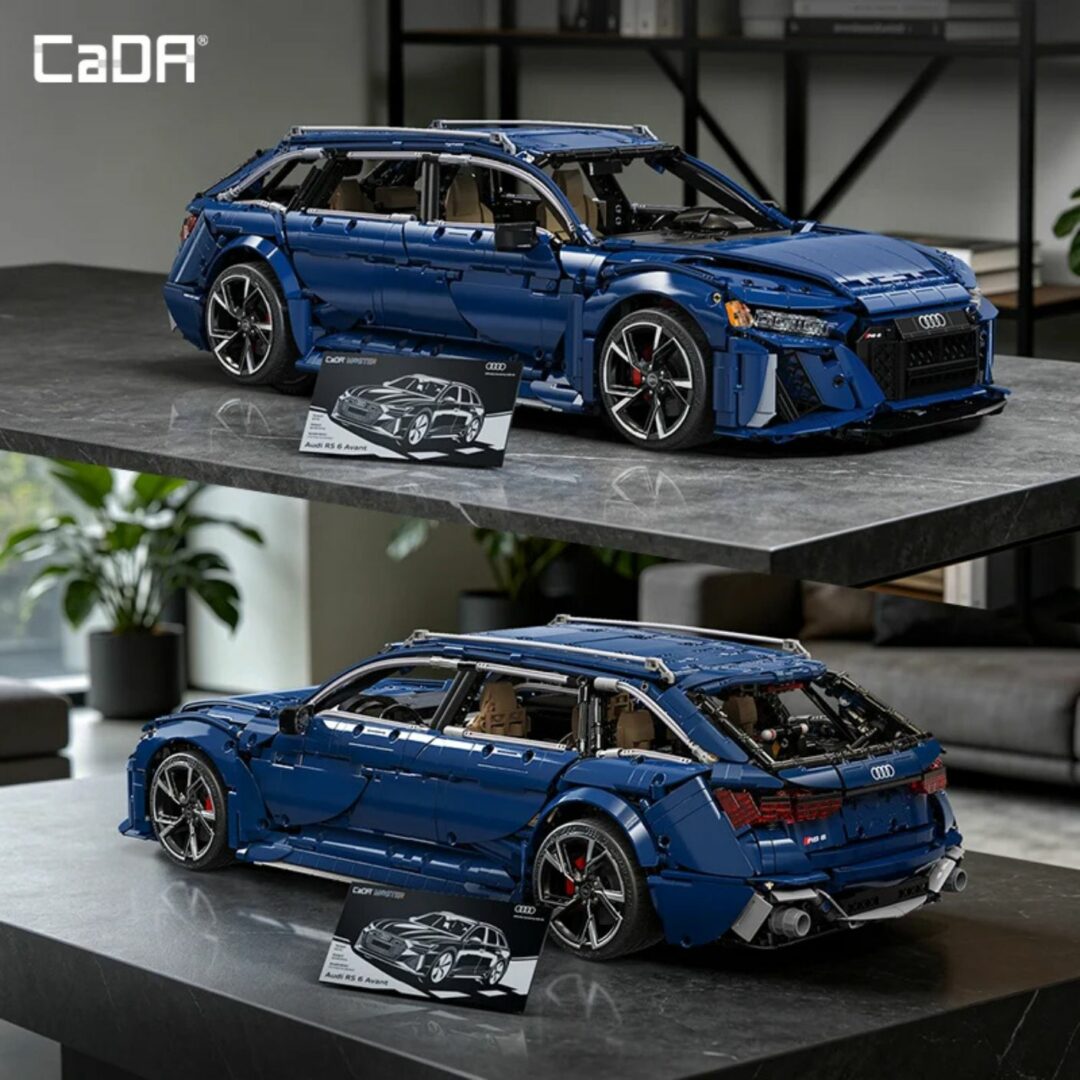 Double vue avant et arrière du modèle en briques CaDa Master Audi RS 6 Avant bleu posé sur une table avec sa plaque de présentation