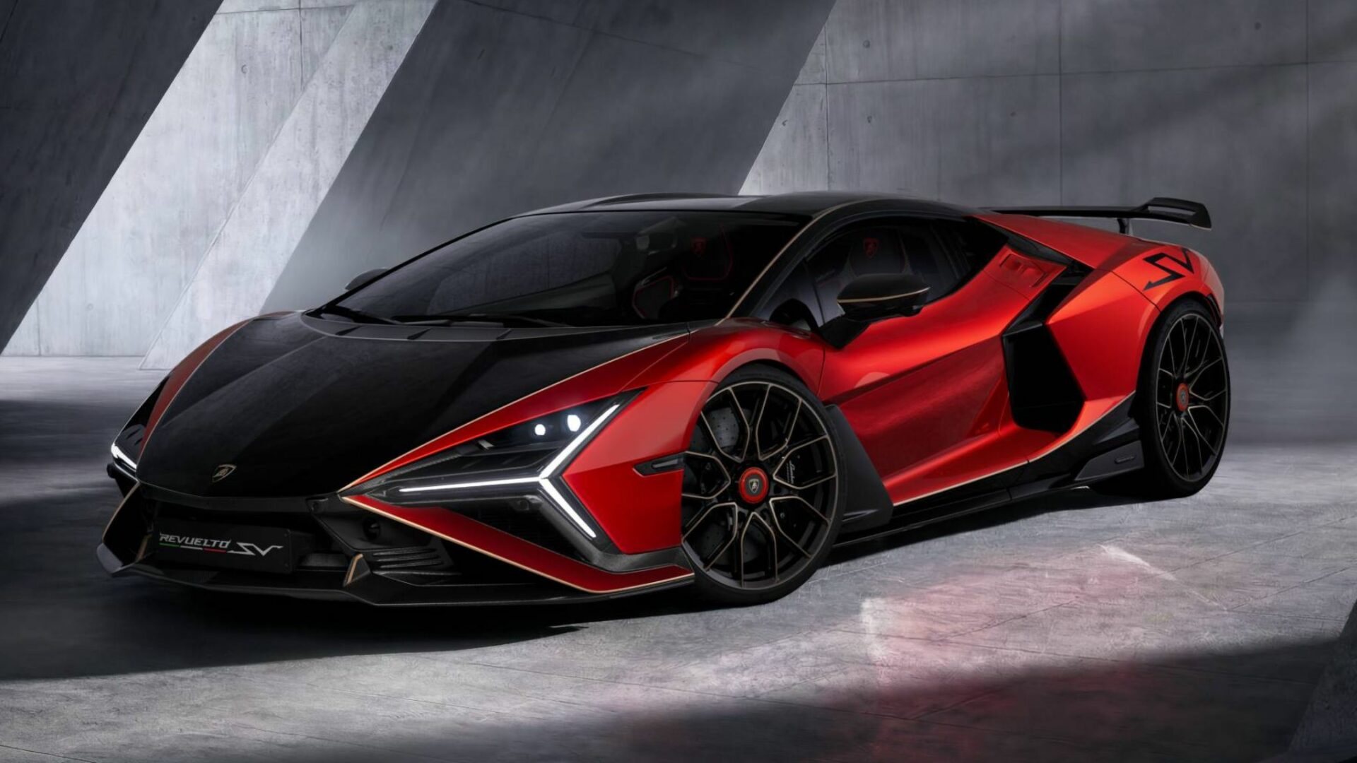 Vue de trois-quarts avant de la Lamborghini Revuelto SV rouge métallisé et carbone avec signature lumineuse à LED en Y