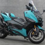 Vue trois-quarts avant côté droit du Mansory T-Max sur base de Yamaha TMAX 560 montrant le pot d'échappement et la carrosserie bleu clair