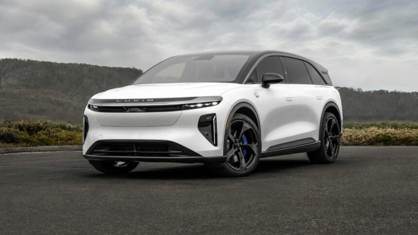 Vue de trois-quarts avant du Lucid Gravity GT-S blanc montrant son bouclier agressif, ses feux LED affinés et son badge d'ours bleu sur l'aile