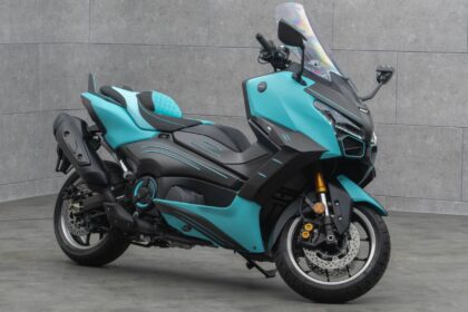 Vue trois-quarts avant côté droit du Mansory T-Max sur base de Yamaha TMAX 560 montrant le pot d'échappement et la carrosserie bleu clair