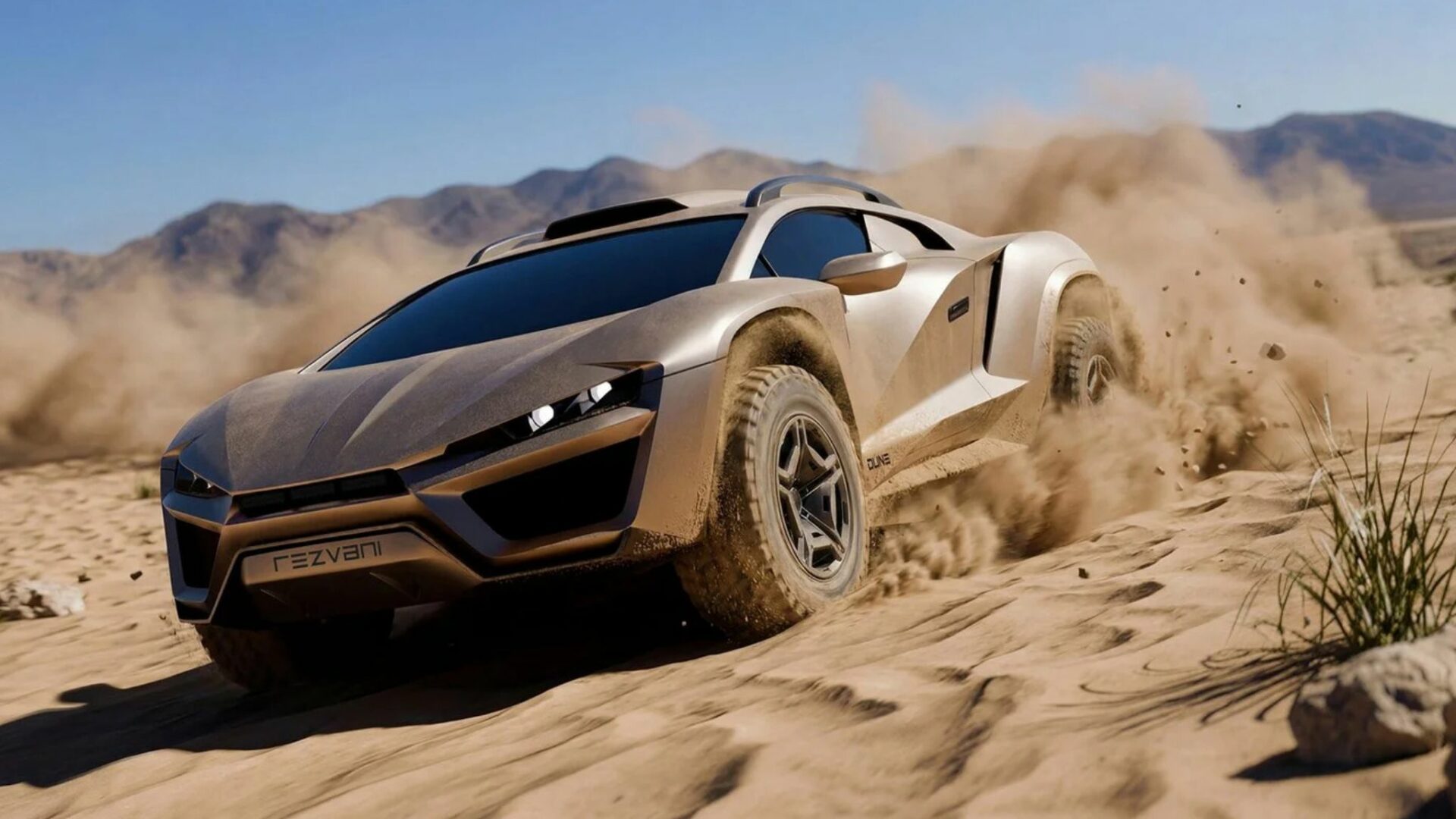 Vue de trois-quarts avant dynamique du Rezvani Dune grimpant une dune de sable dans le désert en projetant de la poussière
