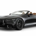 Vue de trois-quarts avant de la Brabus Bodo Cabriolet noire décapotée avec son habitacle en cuir camel, sa calandre en carbone et ses jantes forgées Monoblock