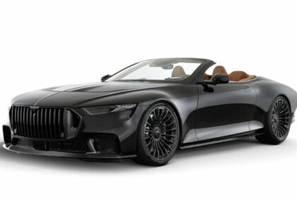 Vue de trois-quarts avant de la Brabus Bodo Cabriolet noire décapotée avec son habitacle en cuir camel, sa calandre en carbone et ses jantes forgées Monoblock
