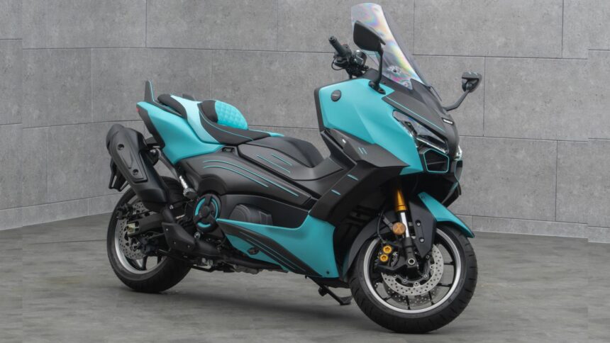Vue trois-quarts avant côté droit du Mansory T-Max sur base de Yamaha TMAX 560 montrant le pot d'échappement et la carrosserie bleu clair