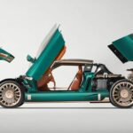 Vue de profil de la Spyker C8 Preliator XXV Coupé vert Quail Green avec ses portes en ciseaux, capot moteur et capot avant entièrement ouverts