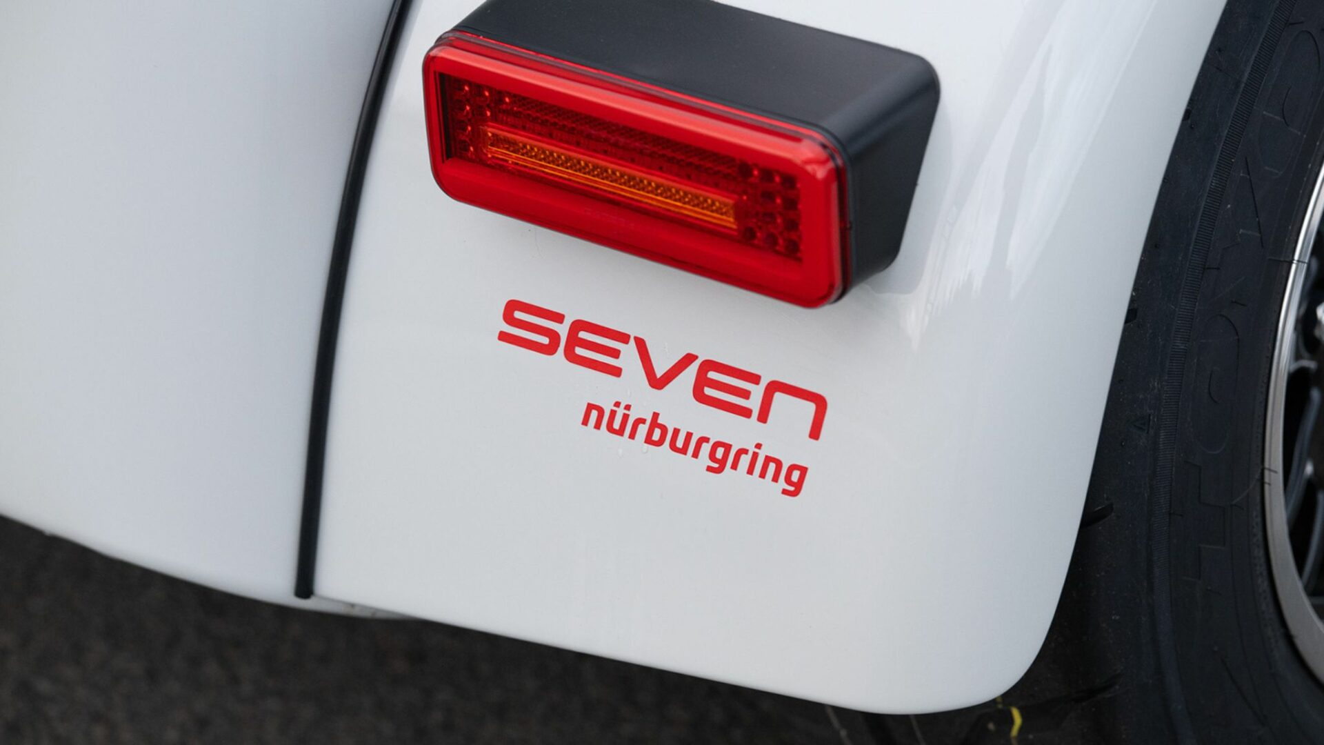 Gros plan sur le feu arrière à LED et le badge Seven Nürburgring sur l'aile arrière d'une Caterham