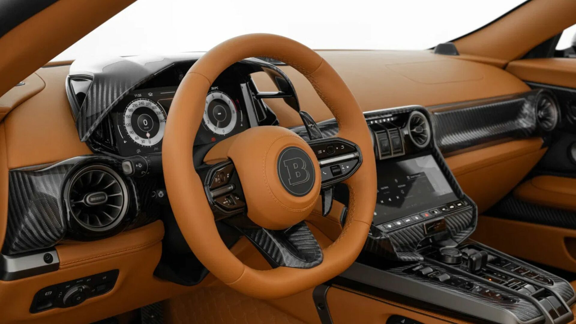 Poste de pilotage de la Brabus Bodo Cabriolet avec son volant en cuir camel arborant le logo B, ses compteurs numériques gradués jusqu'à 360 km/h et ses inserts en fibre de carbone
