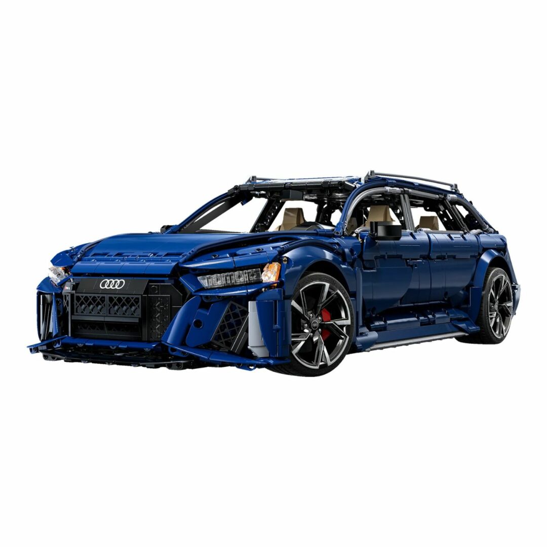Vue de trois-quarts avant sur fond blanc du kit de briques CaDa Master Audi RS 6 Avant bleu foncé avec calandre Audi et jantes sportives