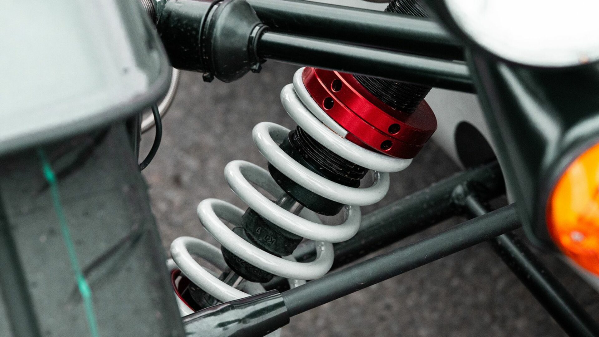 Amortisseur combiné fileté Bilstein sur suspension avant à double triangle d'une Caterham Seven Nürburgring Edition