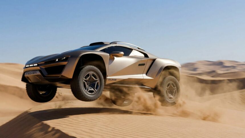 Le Rezvani Dune couleur bronze en plein saut au-dessus des dunes de sable dans le désert avec de la poussière sous les roues