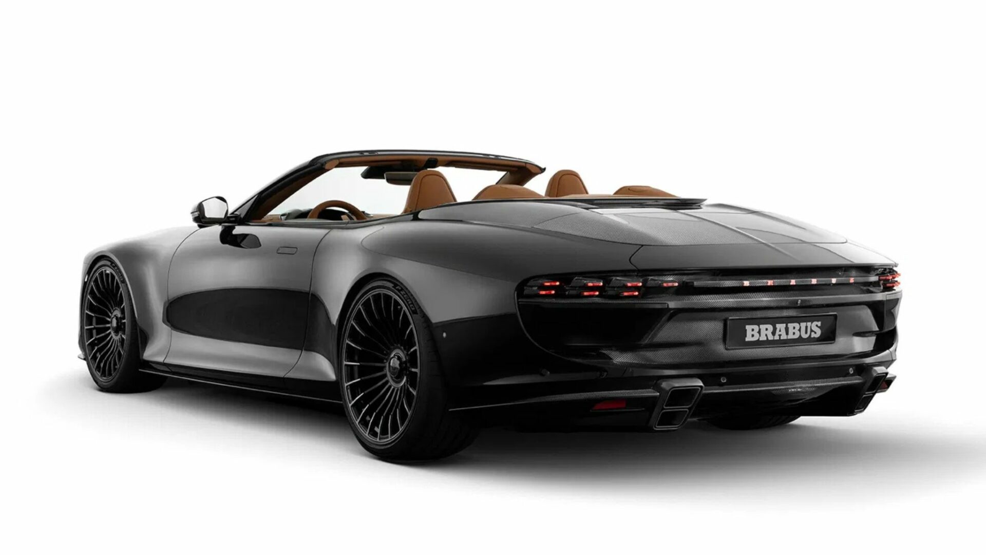 Vue de trois-quarts arrière de la Brabus Bodo Cabriolet noire avec habitacle en cuir camel, jantes Monoblock et feux LED horizontalement alignés