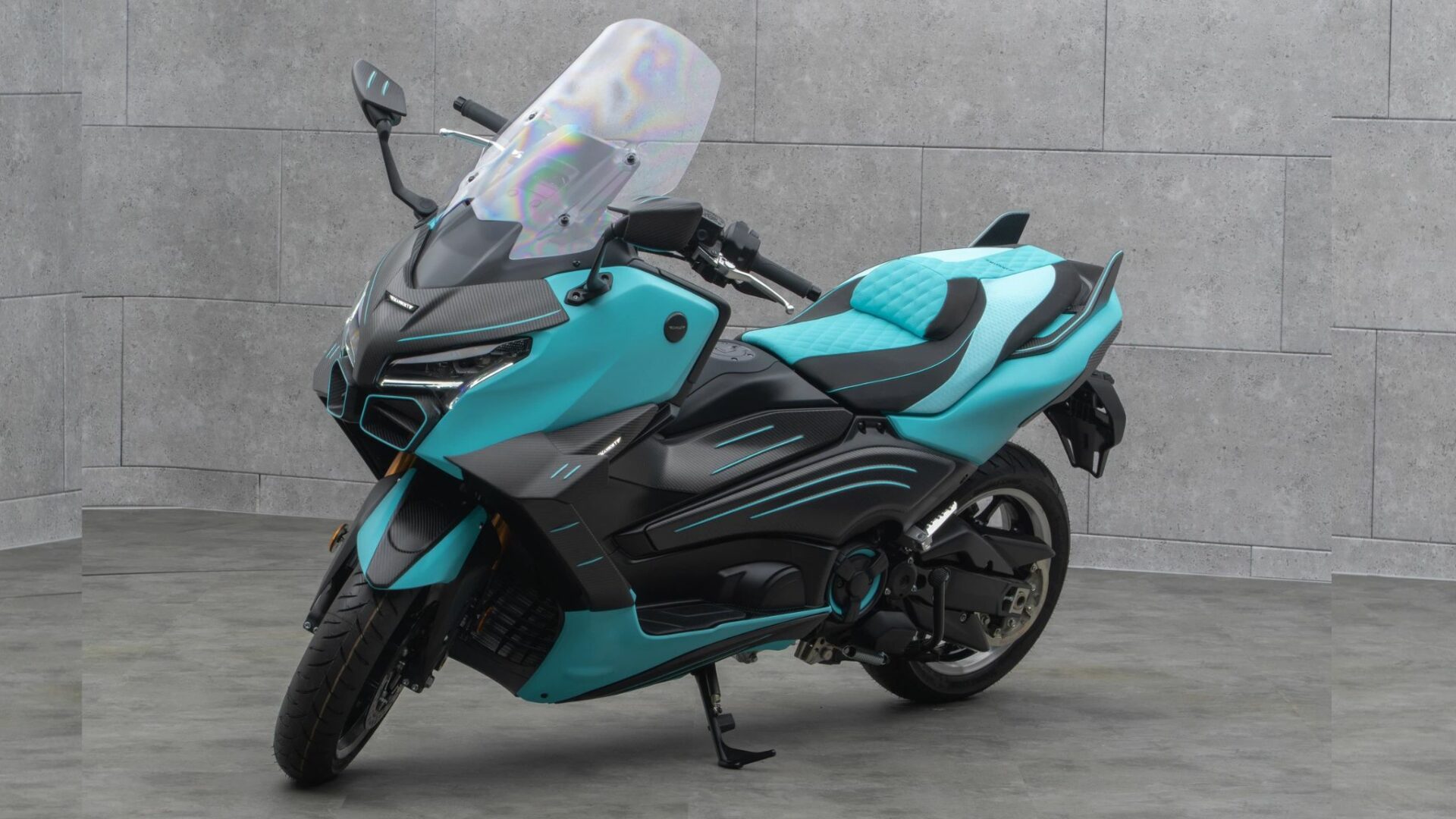 Vue trois-quarts avant côté gauche du Mansory T-Max sur base de Yamaha TMAX 560 avec carrosserie bleu turquoise et inserts en carbone