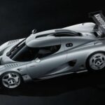 Vue trois-quarts avant en plongée de la Koenigsegg CCGT1 dévoilant le travail aérodynamique du capot, la prise d'air de toit et l'aileron arrière