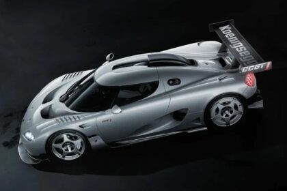Vue trois-quarts avant en plongée de la Koenigsegg CCGT1 dévoilant le travail aérodynamique du capot, la prise d'air de toit et l'aileron arrière