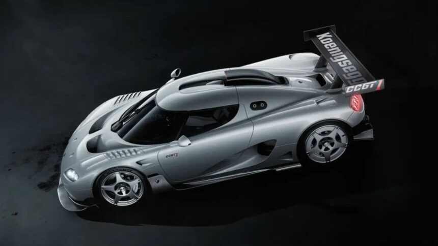 Vue trois-quarts avant en plongée de la Koenigsegg CCGT1 dévoilant le travail aérodynamique du capot, la prise d'air de toit et l'aileron arrière