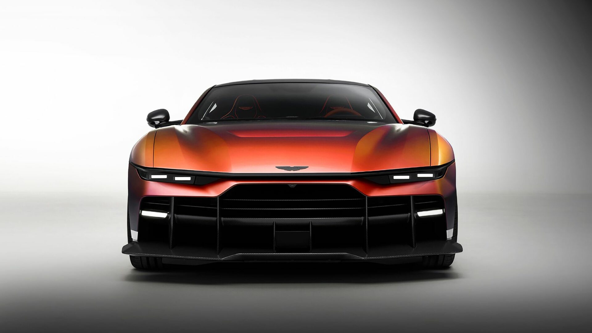 Vue de face centrée de l'Aston Martin Valen montrant sa calandre béante, ses phares à LED ultra-fins et sa lame avant en carbone