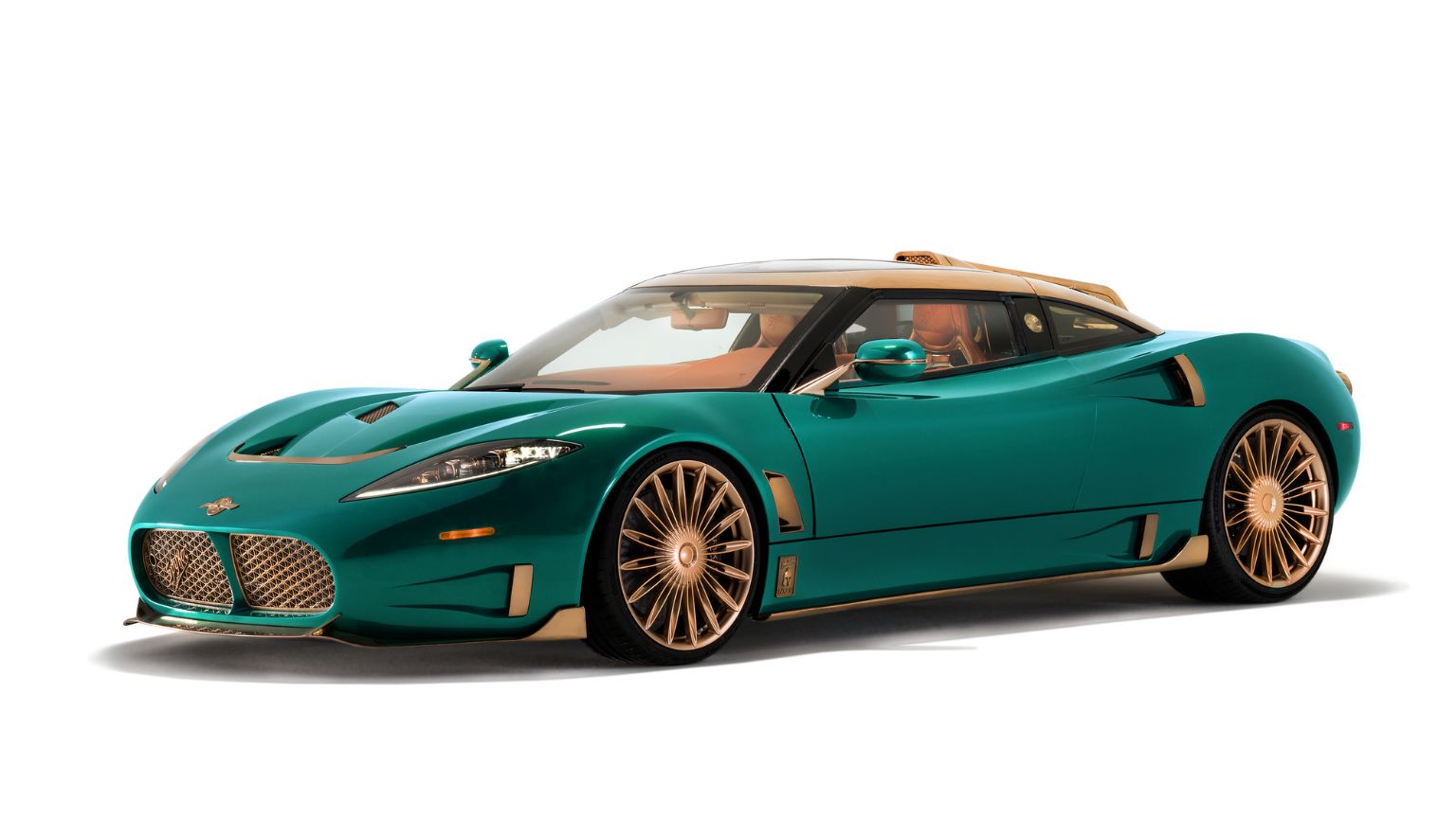 Vue de trois-quarts avant de la Spyker C8 Preliator XXV Coupé verte Quail Green avec accents en or rose, calandre en treillis et jantes multi-bâtons