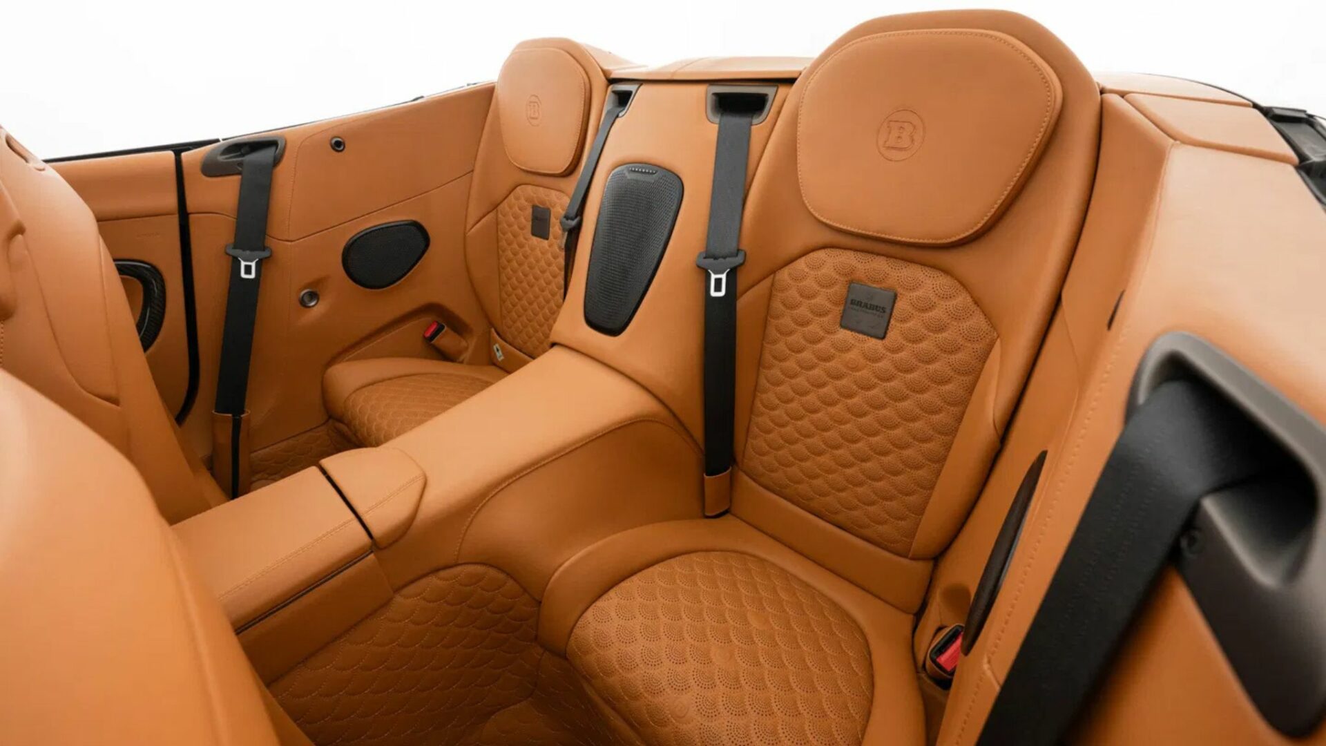 Gros plan sur les sièges arrière en cuir camel matelassé de la Brabus Bodo Cabriolet avec motifs perforés et badges métalliques Brabus