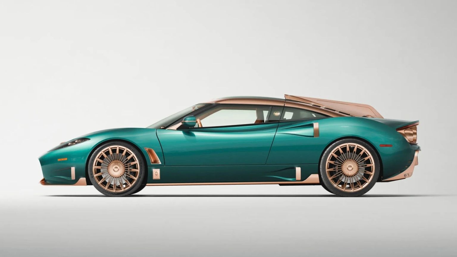 Vue de profil pur de la Spyker C8 Preliator XXV Coupé peinte en vert Quail Green avec arche de toit et aileron dorsal en or rose