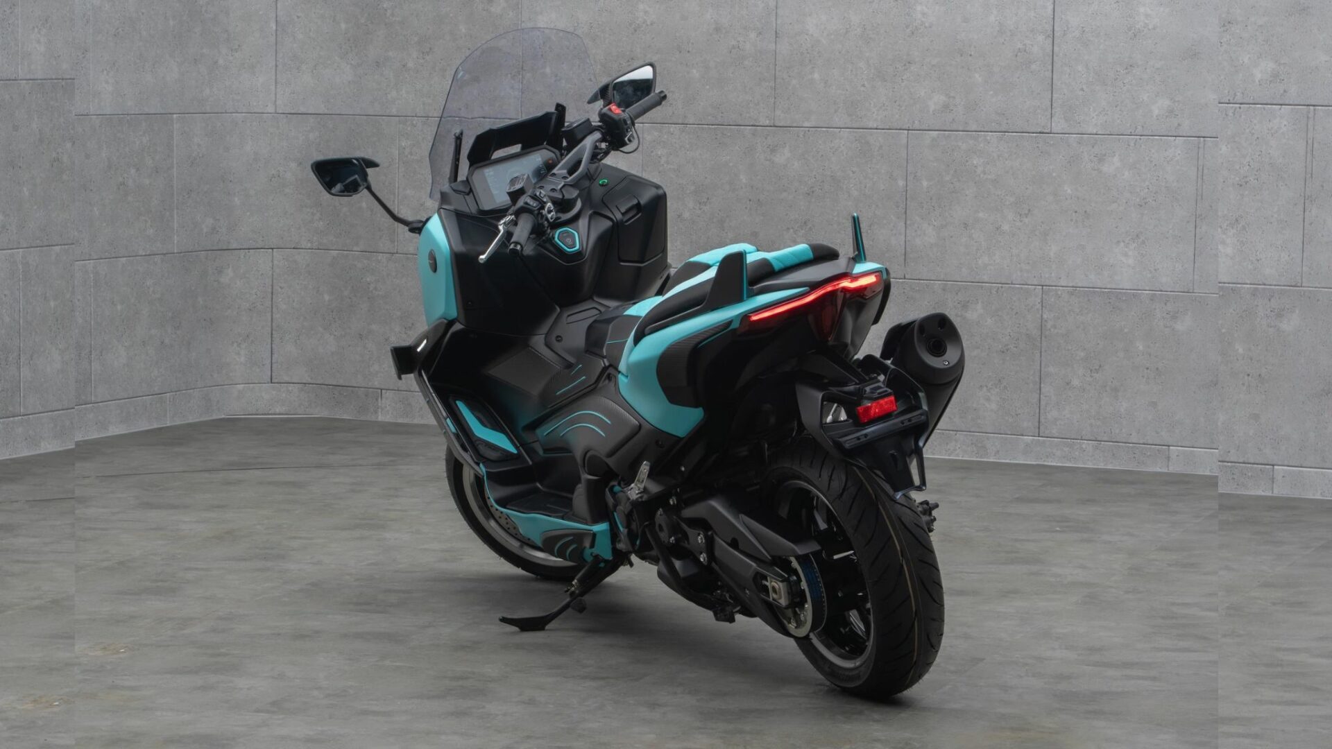 Vue trois-quarts arrière du Mansory T-Max sur base de Yamaha TMAX 560 avec feu arrière à LED et silencieux customisé