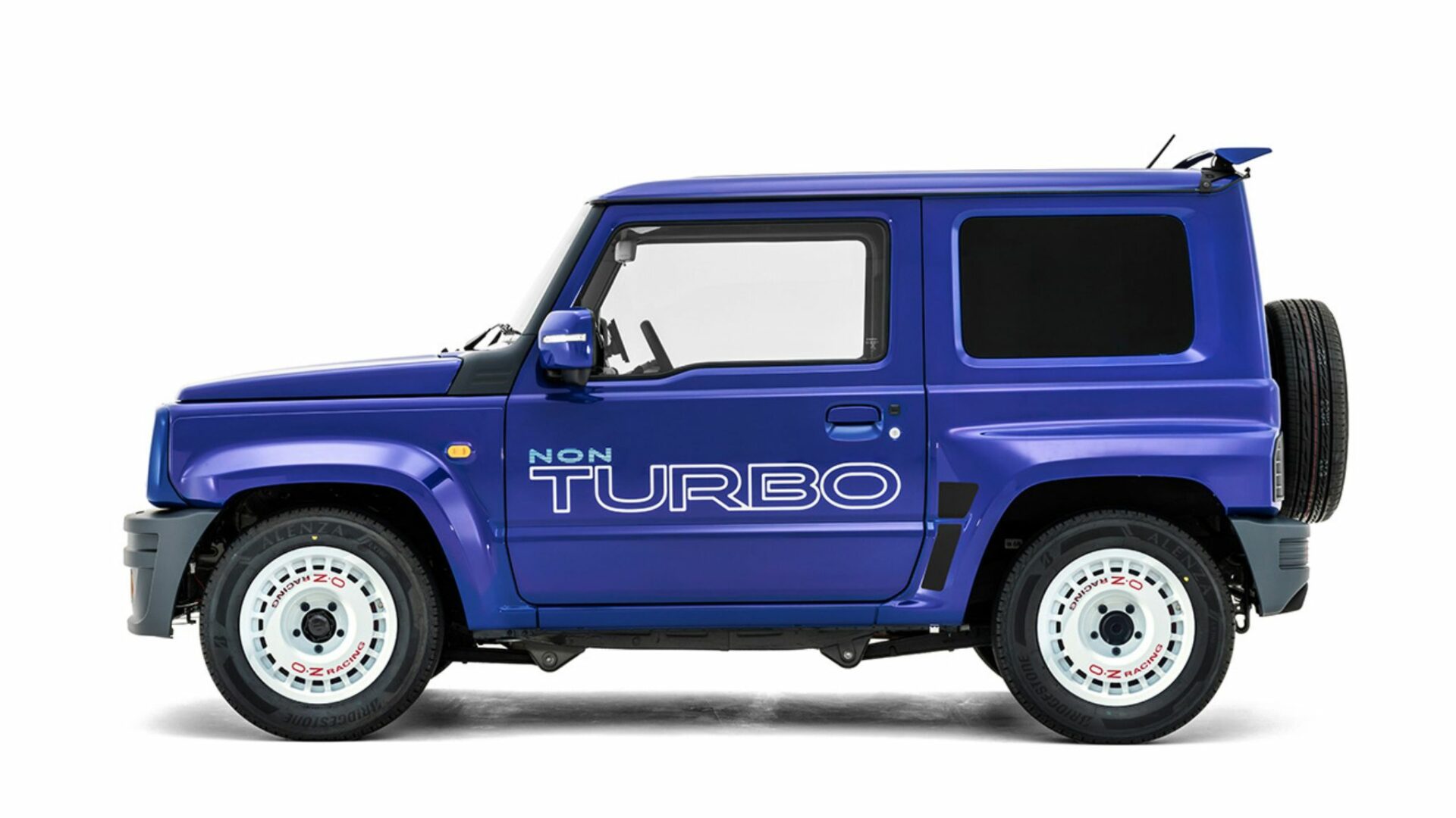 Profil studio du Suzuki Jimny R5 bleu de DAMD avec jantes blanches OZ Racing et sticker latéral Non Turbo