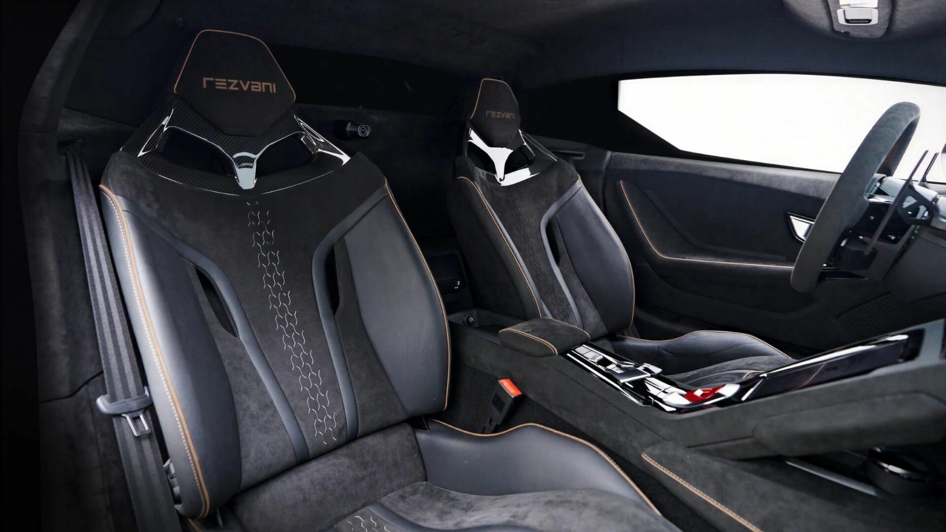 Habitacle du Rezvani Dune montrant les sièges baquets en Alcantara noir avec surpiqûres bronze et le logo Rezvani brodé sur les appuie-têtes