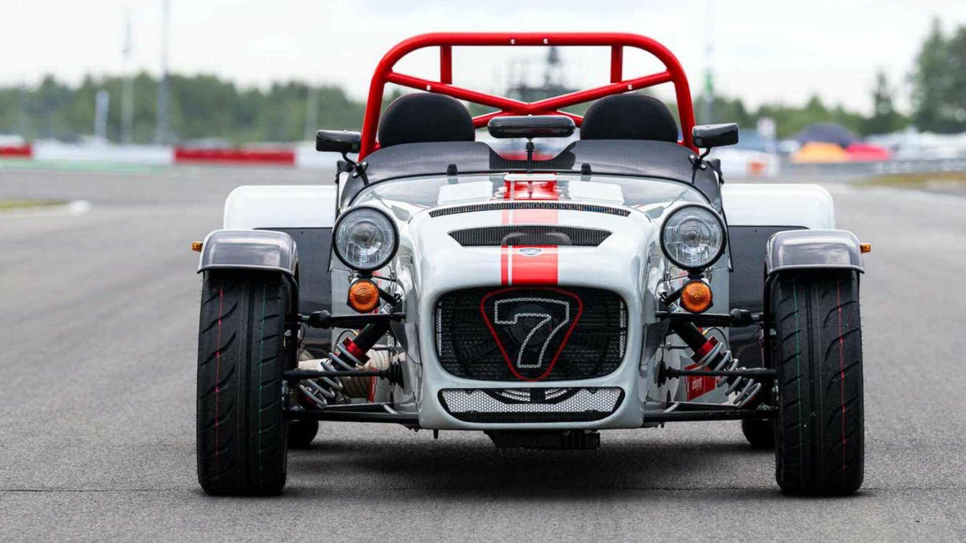 Vue de face symétrique d'une Caterham Seven Nürburgring Edition sur piste avec calandre type 620 et arceau rouge