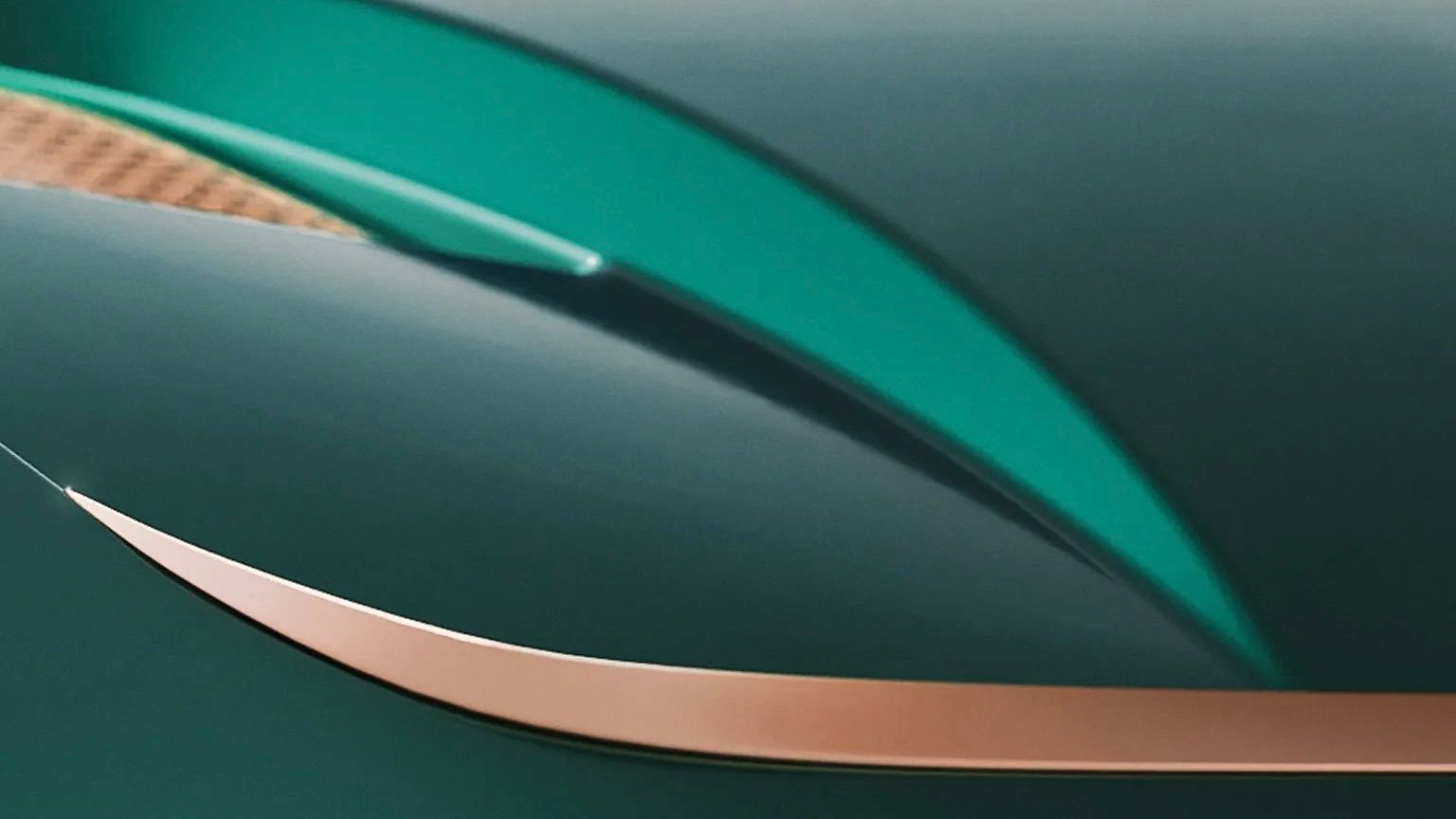 Gros plan sur les lignes de carrosserie en aluminium de la Spyker C8 Preliator XXV Coupé montrant la peinture Quail Green et un liseré en or rose