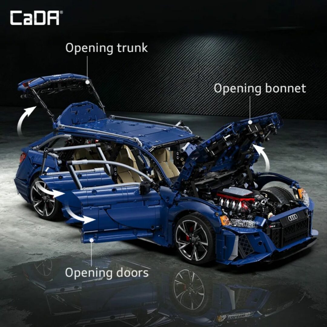 Infographie montrant la CaDa Master Audi RS 6 Avant bleue avec flèches indiquant l'ouverture des portes, du coffre et du capot moteur