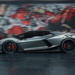 Vue de profil en mouvement de la Lamborghini Revuelto SV gris mat avec étriers de freins rouges et logo SV sur l'aile arrière