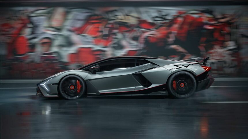 Vue de profil en mouvement de la Lamborghini Revuelto SV gris mat avec étriers de freins rouges et logo SV sur l'aile arrière