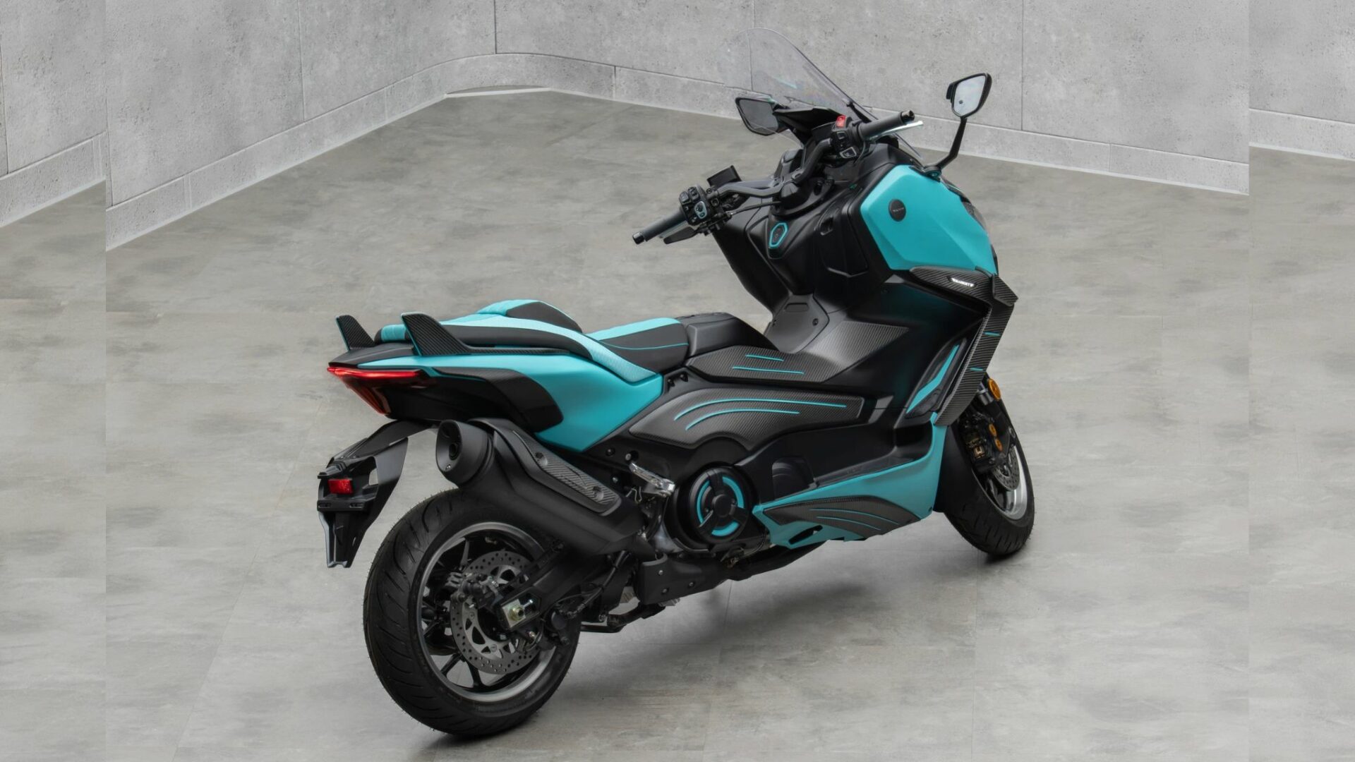 Vue trois-quarts arrière en plongée du Mansory T-Max montrant le silencieux d'échappement habillé de carbone et les appuis aérodynamiques arrière