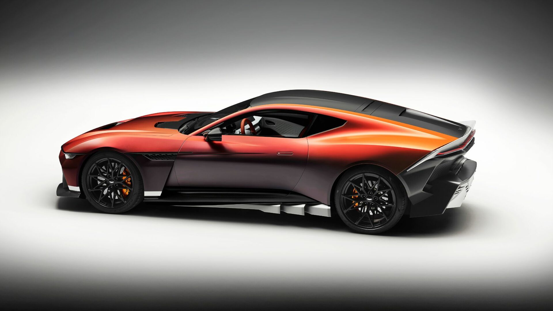 Vue de profil de l'Aston Martin Valen montrant sa ligne de coupé fastback, ses jantes forgées de 21 pouces et ses étriers de freins orange