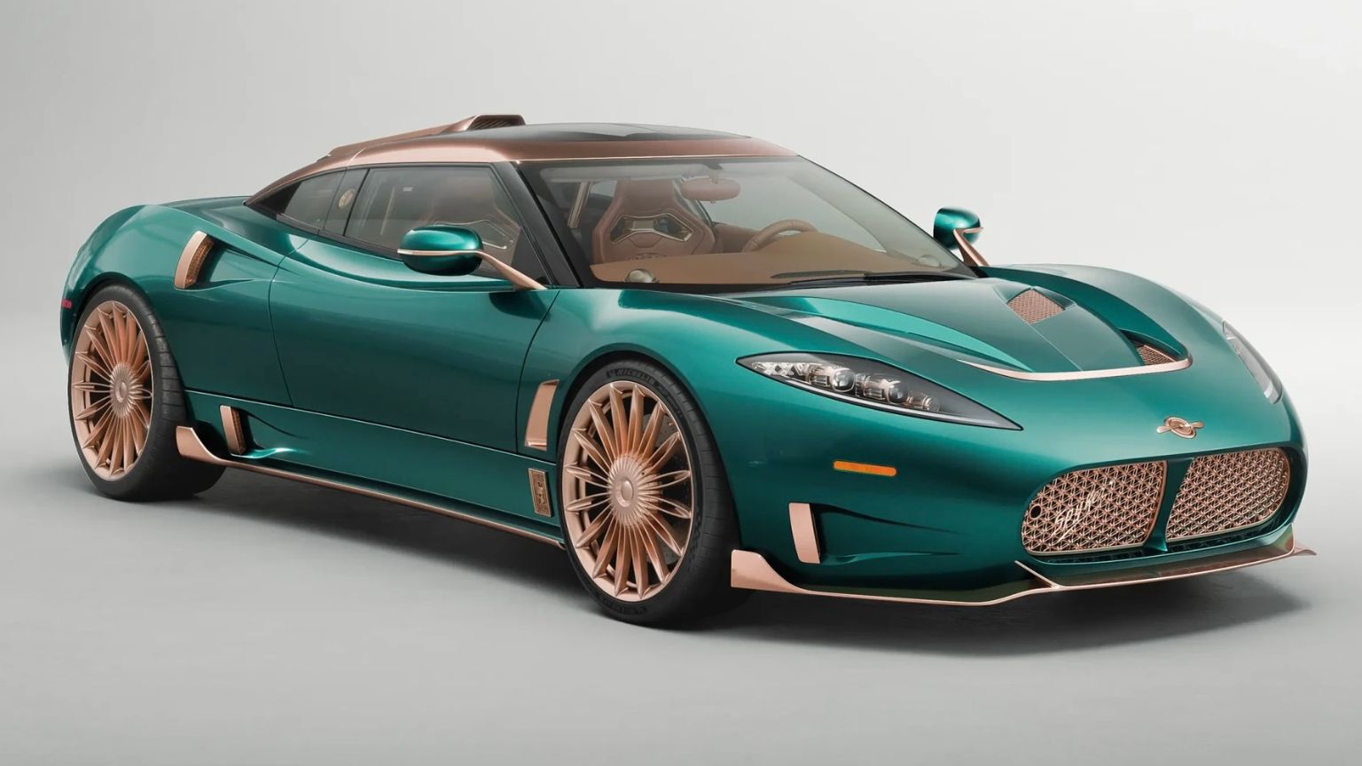 Vue de trois-quarts avant de la Spyker C8 Preliator XXV Coupé verte Quail Green avec accents en or rose, calandre en treillis et jantes multi-bâtons