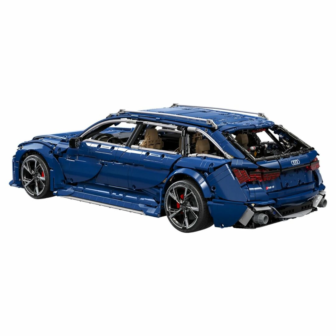 Vue de trois-quarts arrière du modèle en briques CaDa Master Audi RS 6 Avant bleu avec double sortie d'échappement et logo RS 6