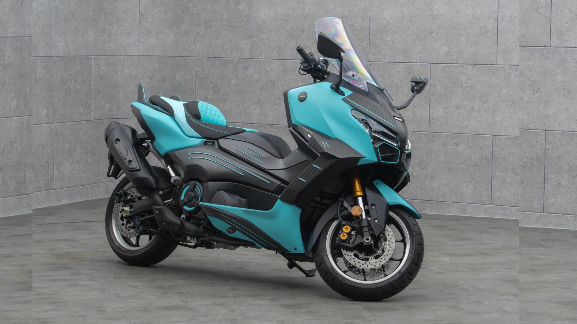 Vue trois-quarts avant du Mansory T-Max basé sur le Yamaha TMAX 560 avec carrosserie bleu clair et pièces en carbone