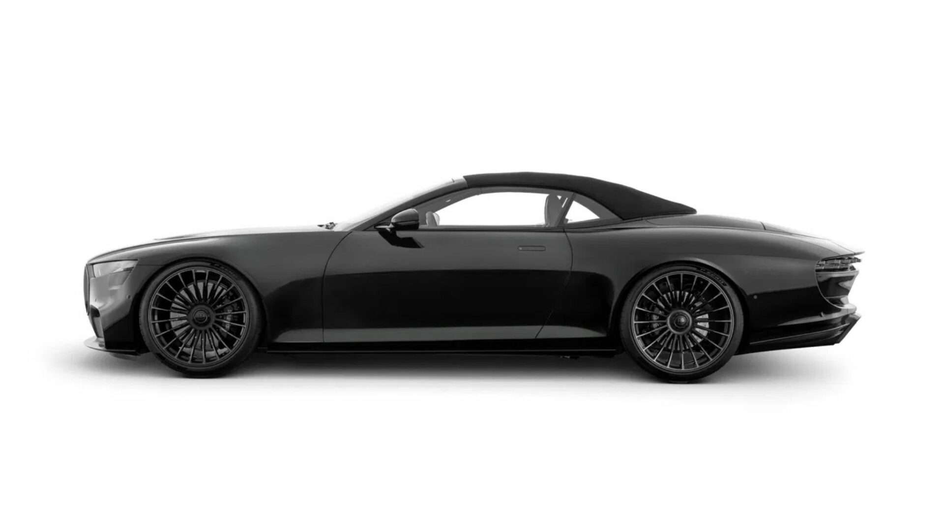 Vue de profil pur de la Brabus Bodo Cabriolet noire avec sa capote en toile fermée et ses jantes forgées Monoblock de 22 pouces