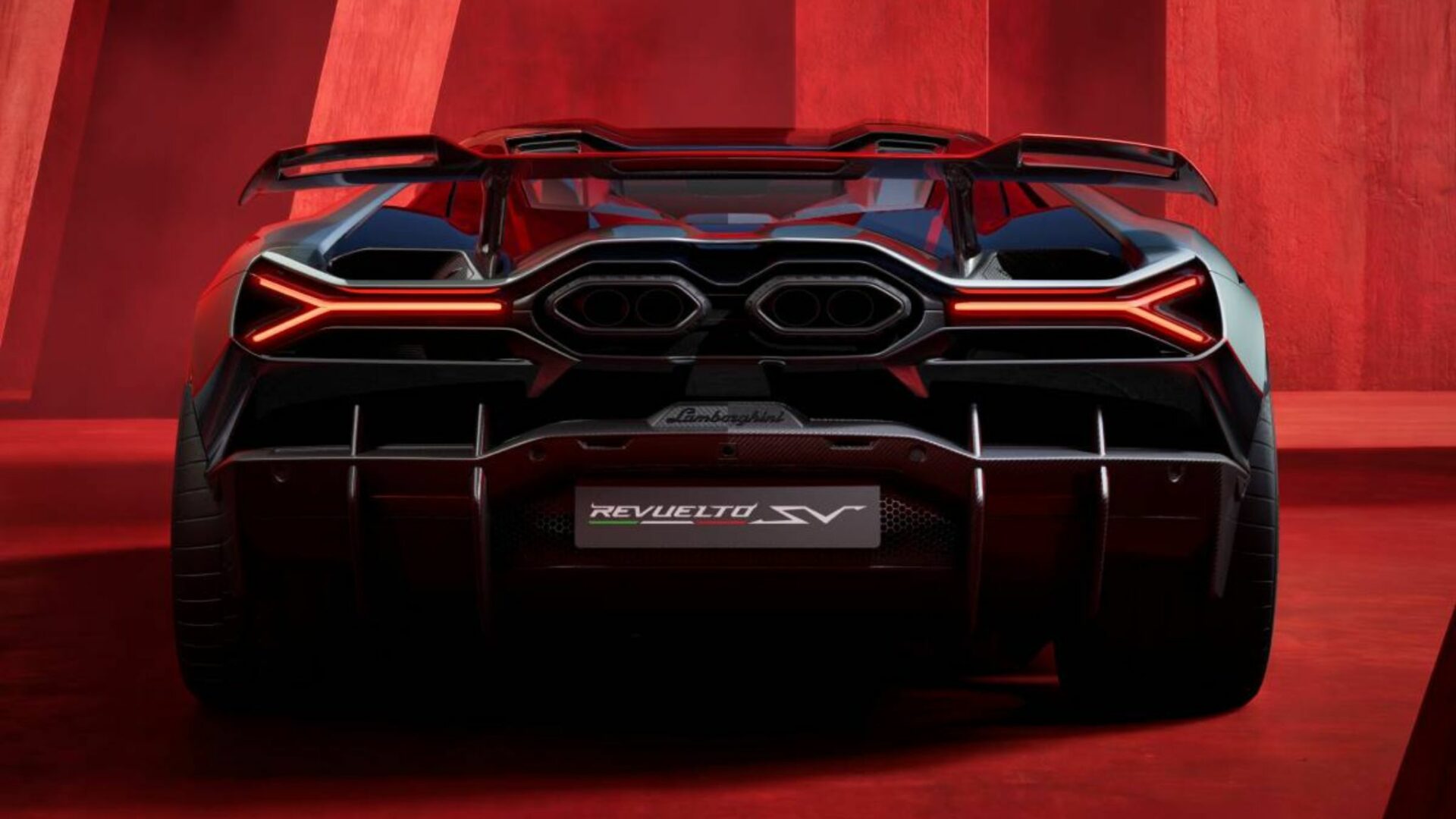 Vue arrière de la Lamborghini Revuelto SV montrant l'imposant aileron en carbone, les feux en Y à LED, la double sortie d'échappement haute et le diffuseur
