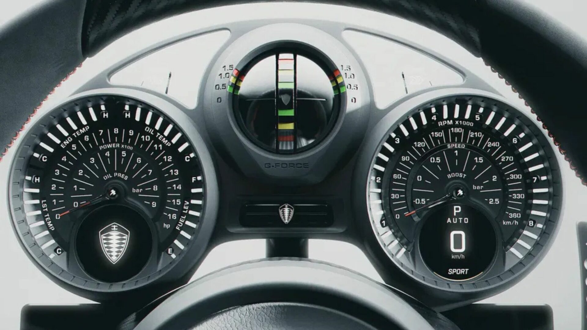 Gros plan sur le combiné d'instruments analogique de la Koenigsegg CCGT1 d'inspiration horlogère suisse avec indicateur de force G central