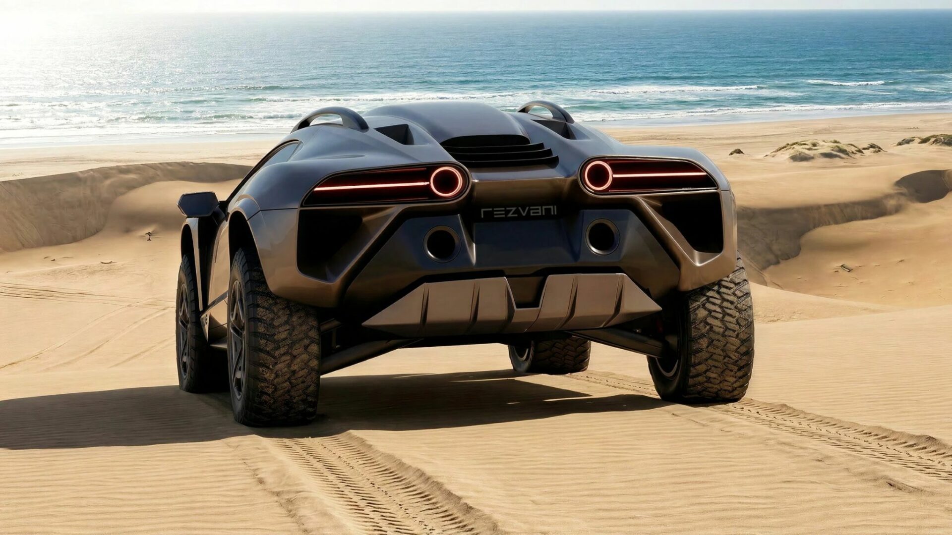 Vue arrière centrée du Rezvani Dune stationné sur une plage de sable face à l'océan avec ses feux LED circulaires allumés